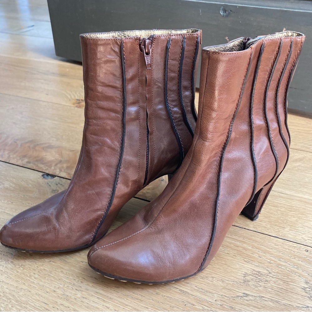 Tsubo Brown Bootie with Contrast Piping Sz 7
